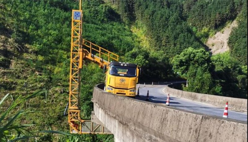 利用自有大型橋檢車開展河池片區(qū)危舊橋梁改造工程.jpg