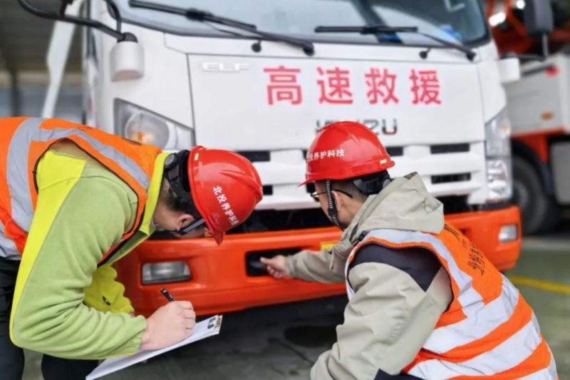 1741144760120488.jpg 現(xiàn)場管理人員開展養(yǎng)護(hù)作業(yè)設(shè)備安全檢查.jpg