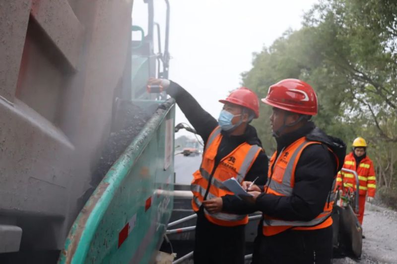 1741144842200571.jpg 現(xiàn)場管理人員測量瀝青溫度.jpg