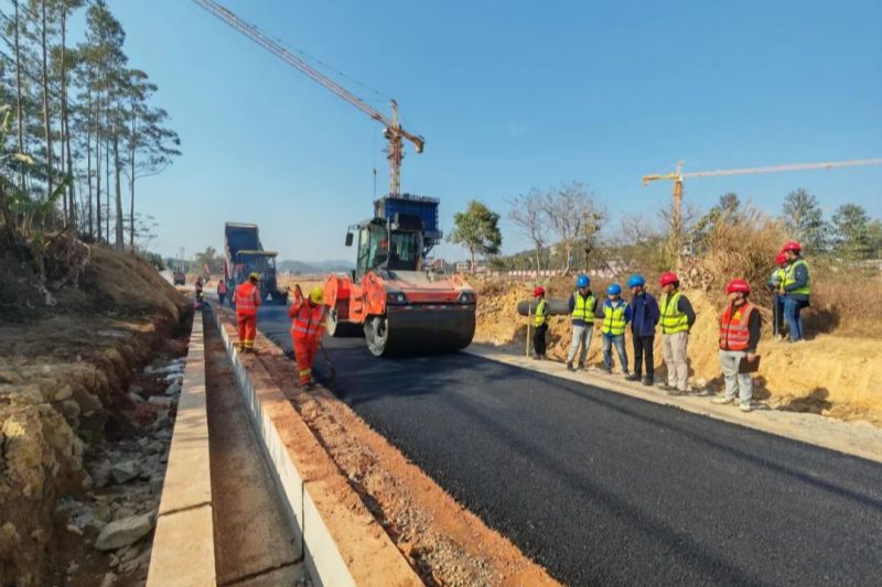 1741144988114972.jpg 路面工程攤鋪?zhàn)鳂I(yè).jpg